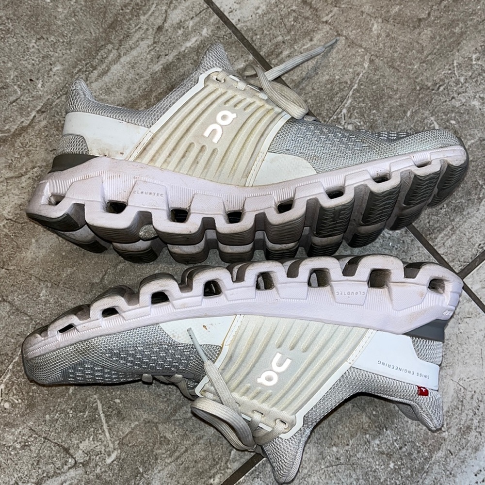 On cloud tennis shoes - gray